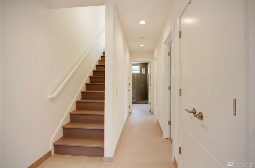 Building Photo - 829 19th Ave S