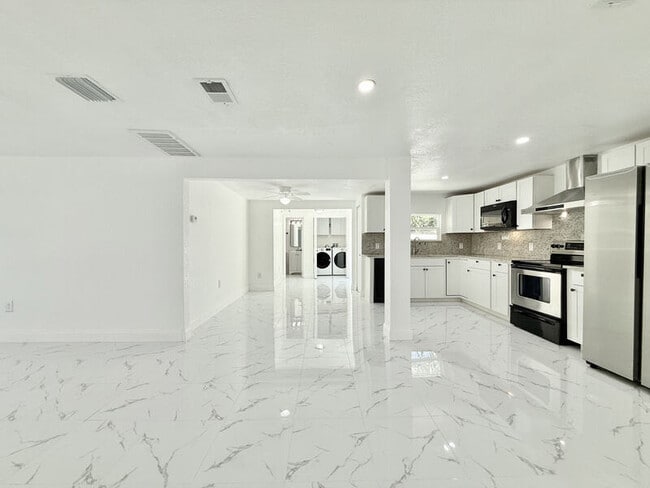 Building Photo - 2712 60th Ave N