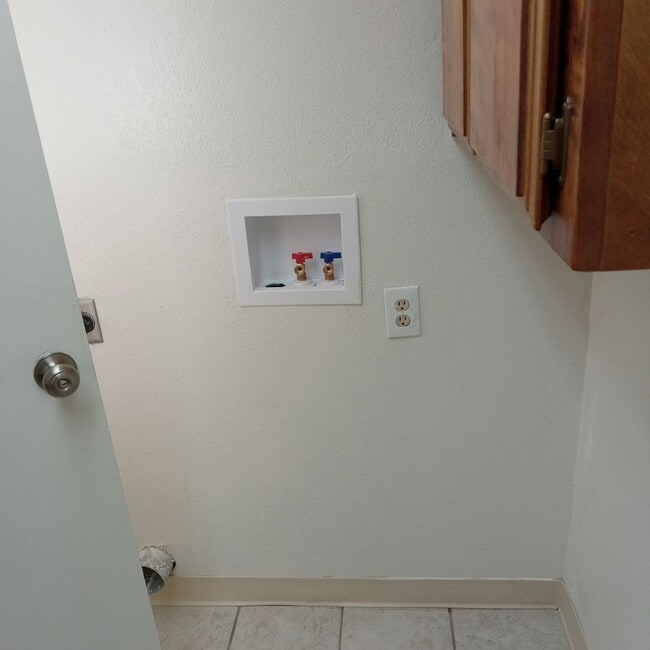 Building Photo - 21640 Brook Dr