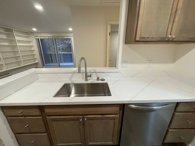 Building Photo - beautiful top-floor 1 bedroom and 1 bathro...