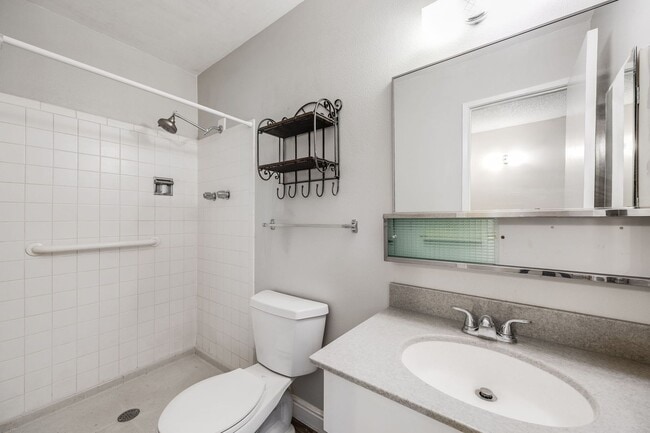 Building Photo - 2 Bedroom 2.5 Bath Townhome in Southeast D...