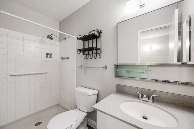 Building Photo - Updated 2BD Townhome | Private Patio | Community Amen