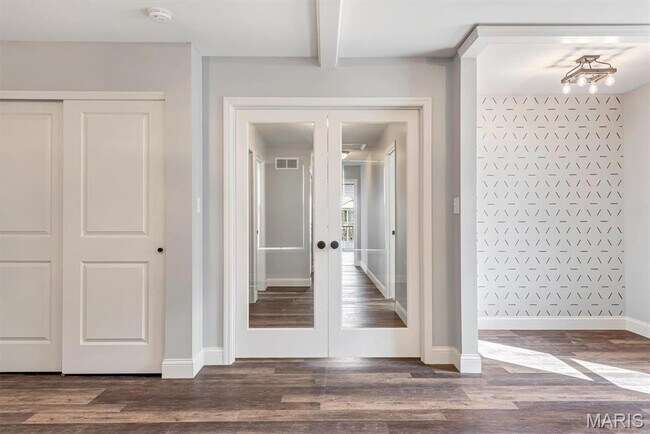 Building Photo - 5044 Arpent St