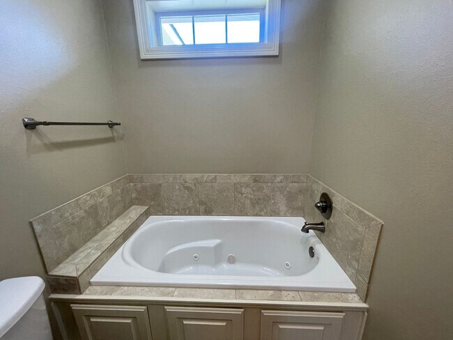 Building Photo - A Great Place To Call Home! Hoa Fees included in Rent