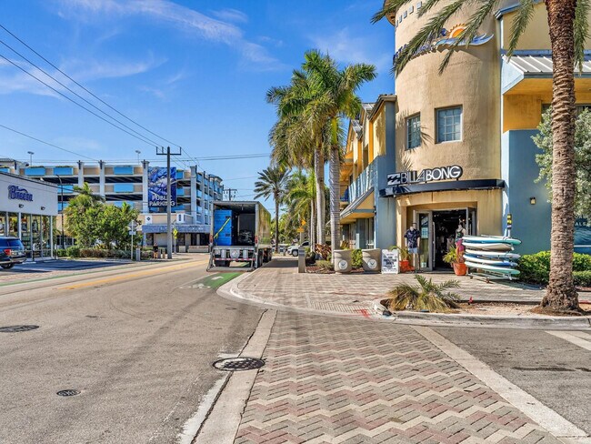 Building Photo - 1537 E Hillsboro Blvd