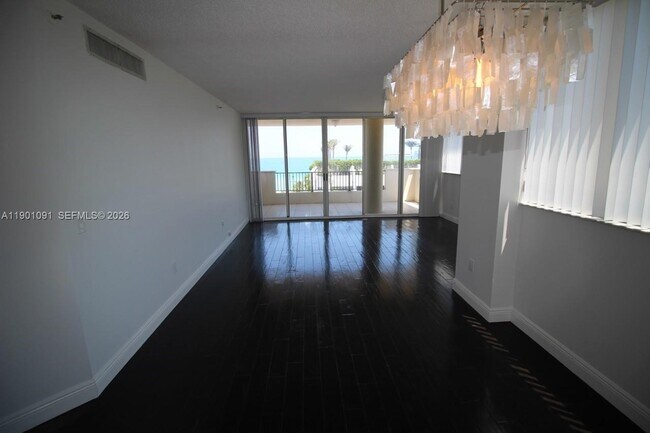 Building Photo - 6422 Collins Ave