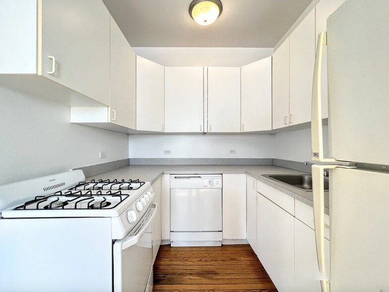 Building Photo - 820 W Waveland Ave