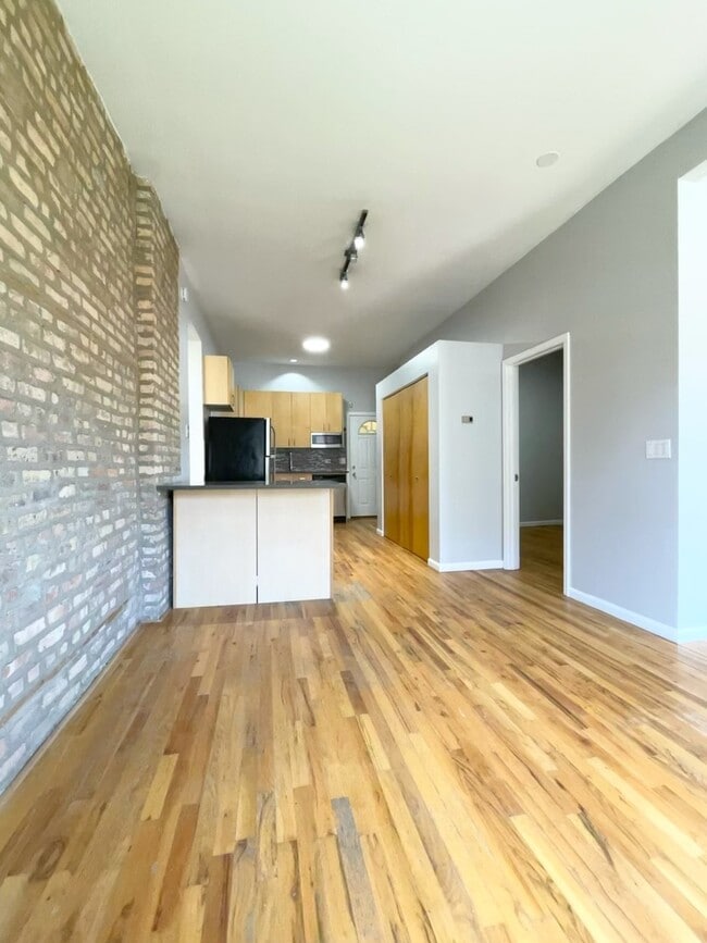 Building Photo - 1927 N Wolcott Ave