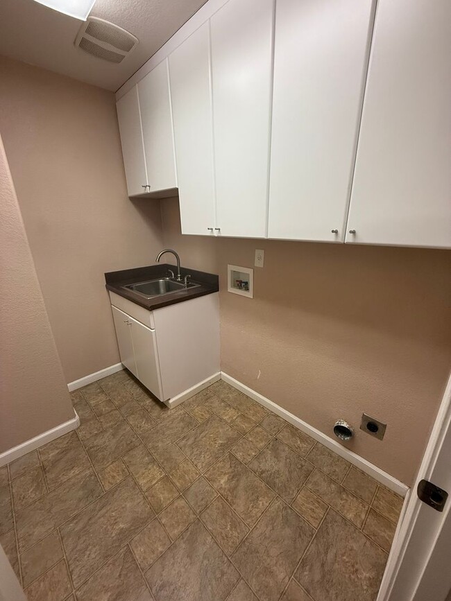 Building Photo - 3 Bedroom 2.5 Bath in Latakomie Shore