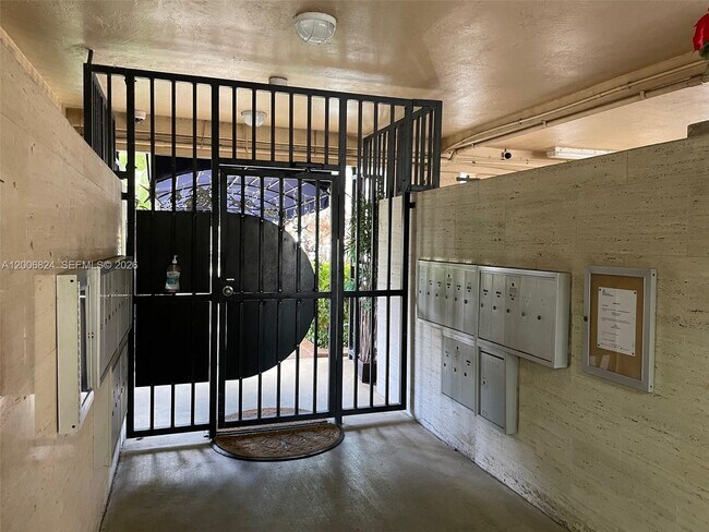 Building Photo - 2600 NE 135th St