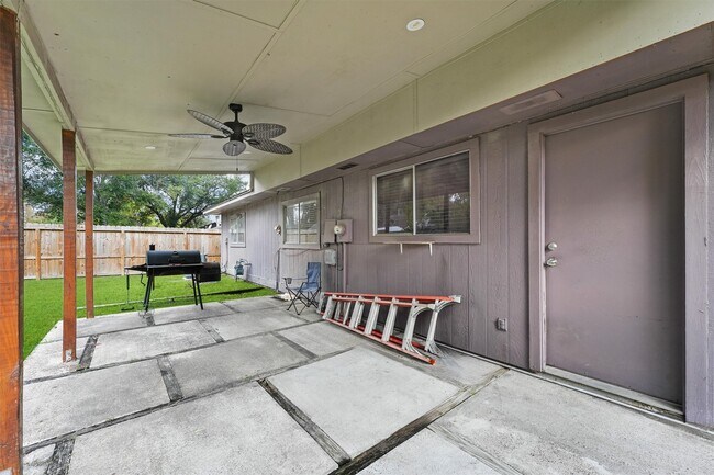 Building Photo - 10031 Spotted Horse Dr