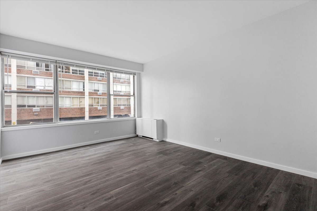 Building Photo - 6157 N Sheridan Rd