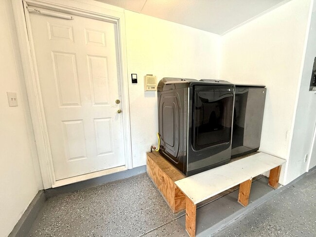 Building Photo - Cozy Renovated Townhome in Gardena!