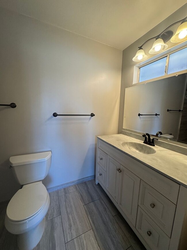 Building Photo - BRIGHT CORNER HOME WITH SPACIOUS BACKYARD ...