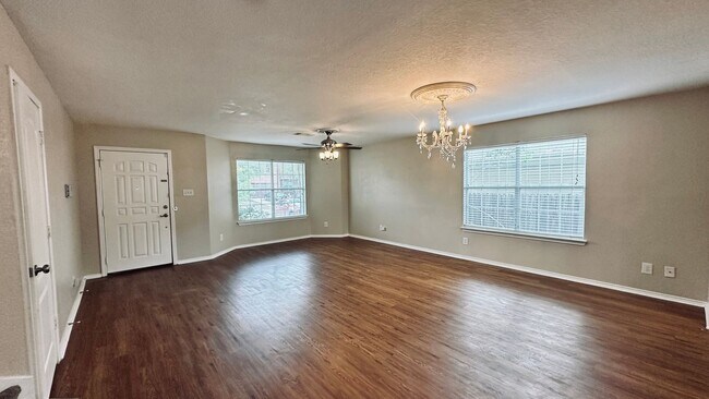 Building Photo - 5 Bedroom Home in Dover Subdivision!