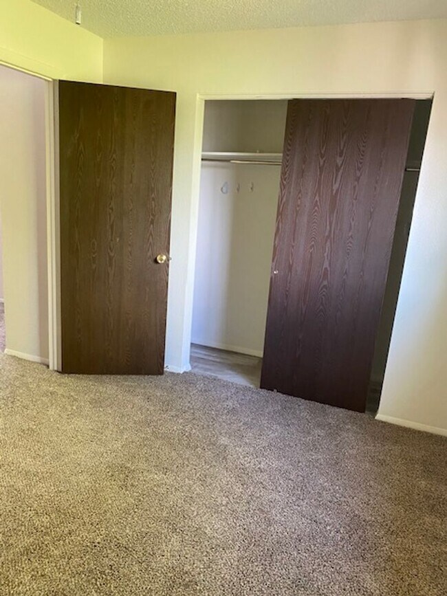 Building Photo - 2 bedroom, 1.5 bath Townhome  $1600/month