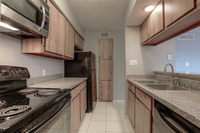 Building Photo - 3919 Fairmont Pkwy