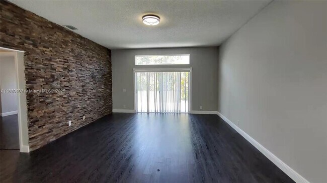 Building Photo - 675 Maplewood Ct