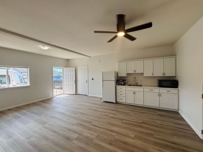 Building Photo - Excellent Studio in Pauoa with Parking