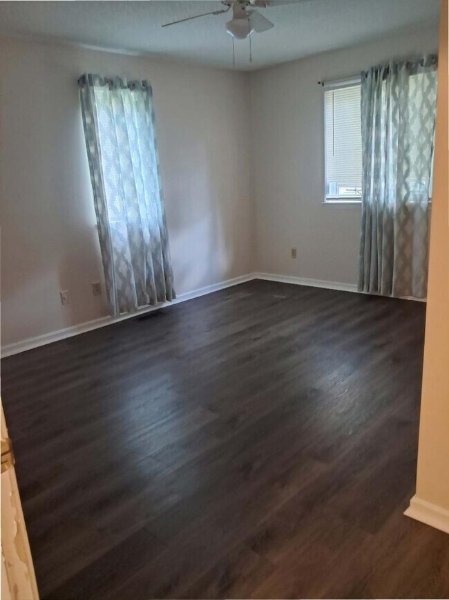 Building Photo - 1706 Ridgewood Dr