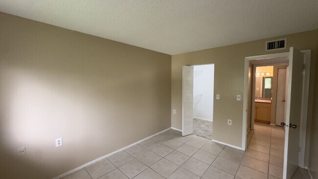 Building Photo - Charming 2-Bed Condo Retreat in West Palm Beach – Cozy Living Awaits!