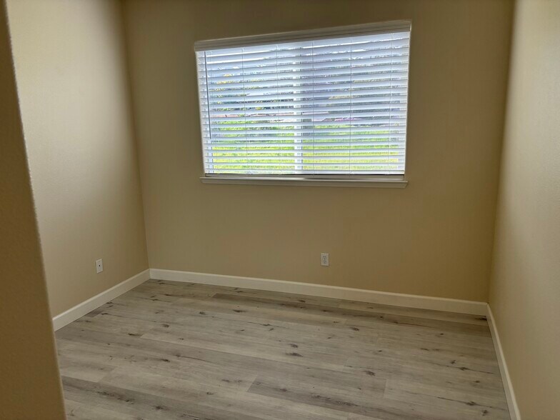 Building Photo - 748 Stubbs Rd