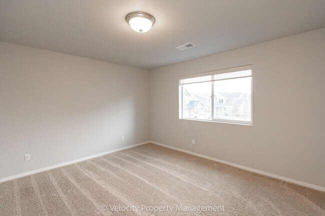 Building Photo - Beautiful 4 Bedroom Home in SE Bend with putting green!