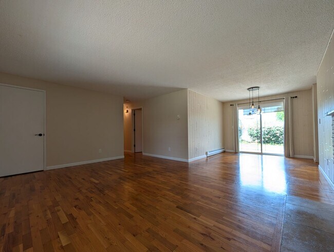 Building Photo - Great 4-Bedroom, 1.5-Bath Home In The River Road Area Of Eugene!