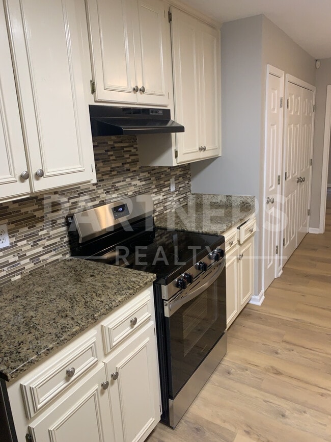 Building Photo - 6208 Sandy Ridge Curv