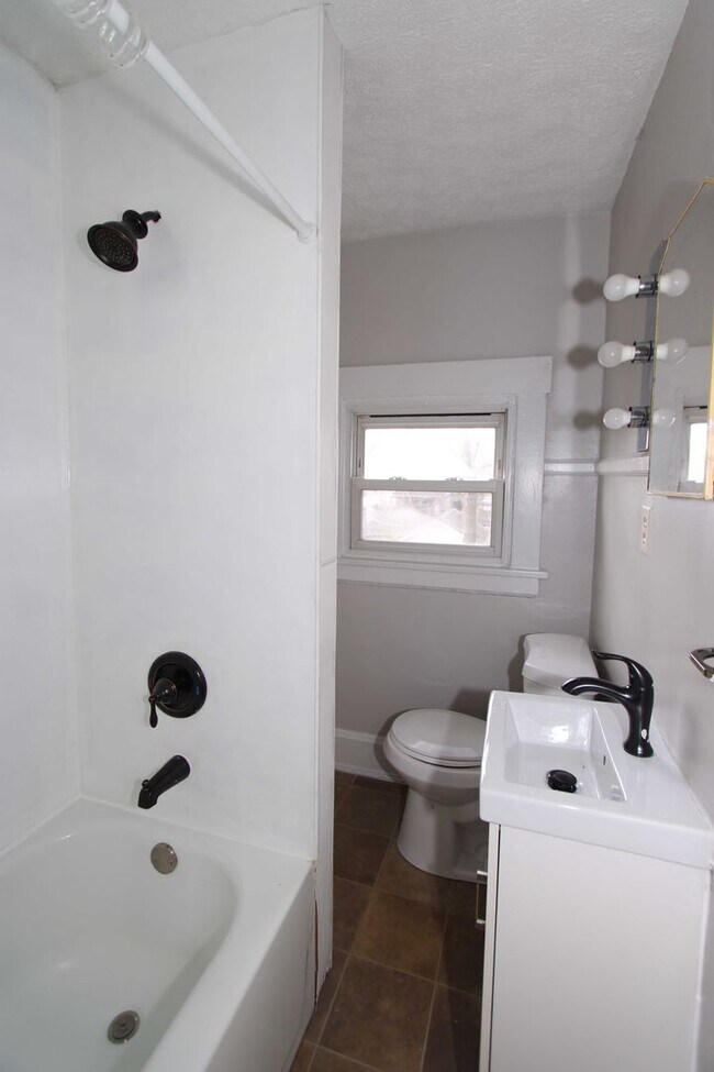 Building Photo - 202-204 Harrison Street Middletown OH 45042