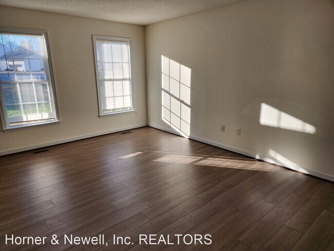 Building Photo - 4 br, 2.5 bath House - 3315 Clearview Court