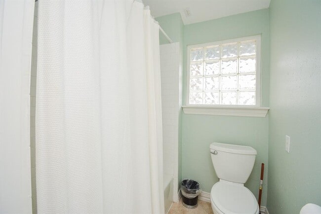 Building Photo - 400-1/2 4th St