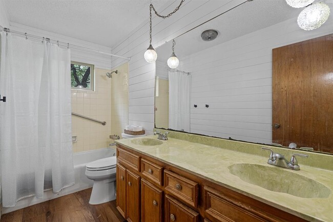 Building Photo - 203 Serenada Dr
