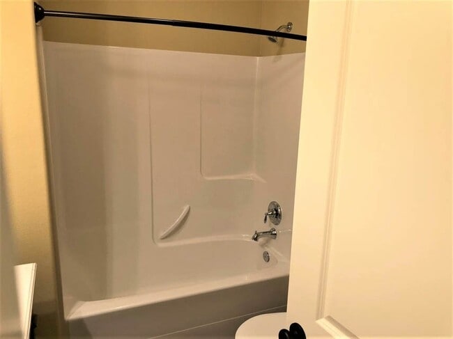 Building Photo - 4 Bed 4 bath Close to OSU