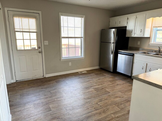 Building Photo - Nicely Updated Home MOVE IN READY!