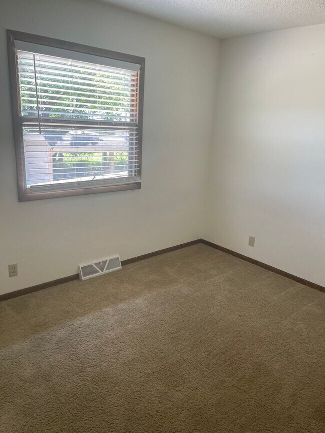 Building Photo - 2940 Leeway Dr