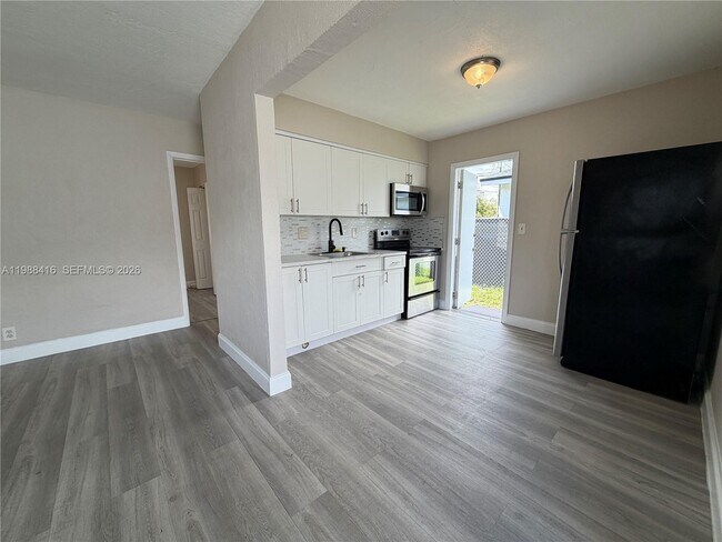 Building Photo - 2300 Douglas St