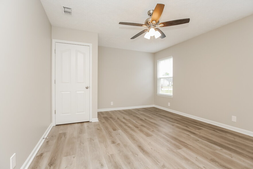 Building Photo - 3157 Holsted Dr
