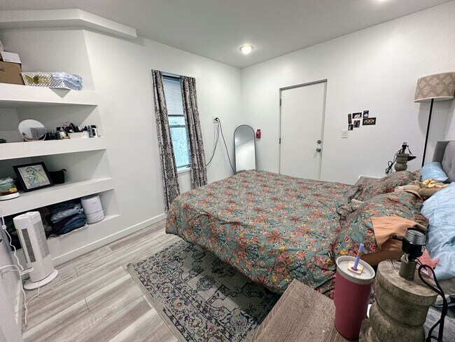 Building Photo - Private fenced yard! Modern, stylish & fully updated apartment!