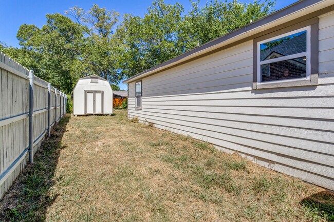 Building Photo - 1511 N Bradley St