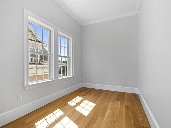 Building Photo - 944 E Broadway