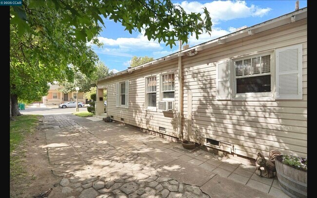 Building Photo - 511 Locust St