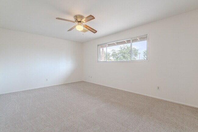 Building Photo - 2543 E Huntington Dr