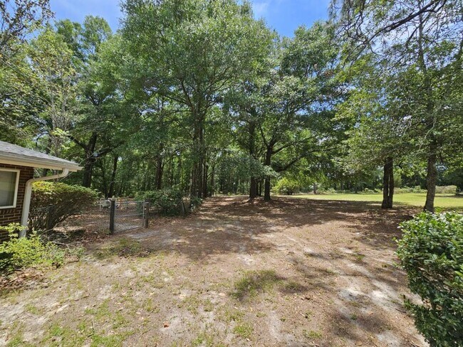 Building Photo - 661 Brookmeade Dr