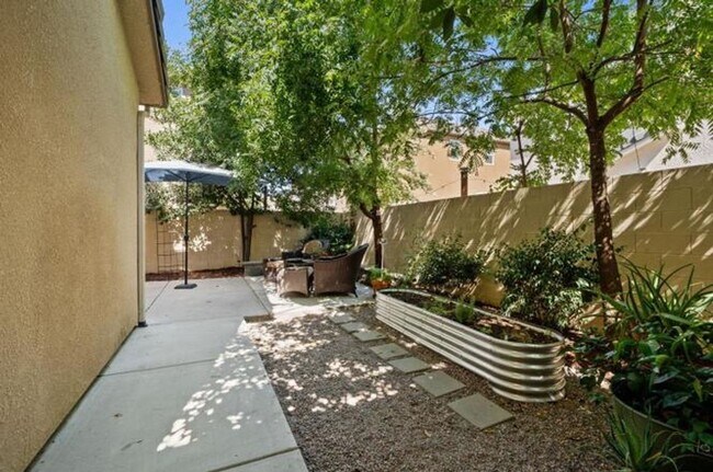 Building Photo - $2,295 Barstow & De Wolf, 3 Bedroom House ...