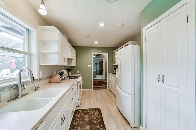 Building Photo - 9910 Pine Lake Dr