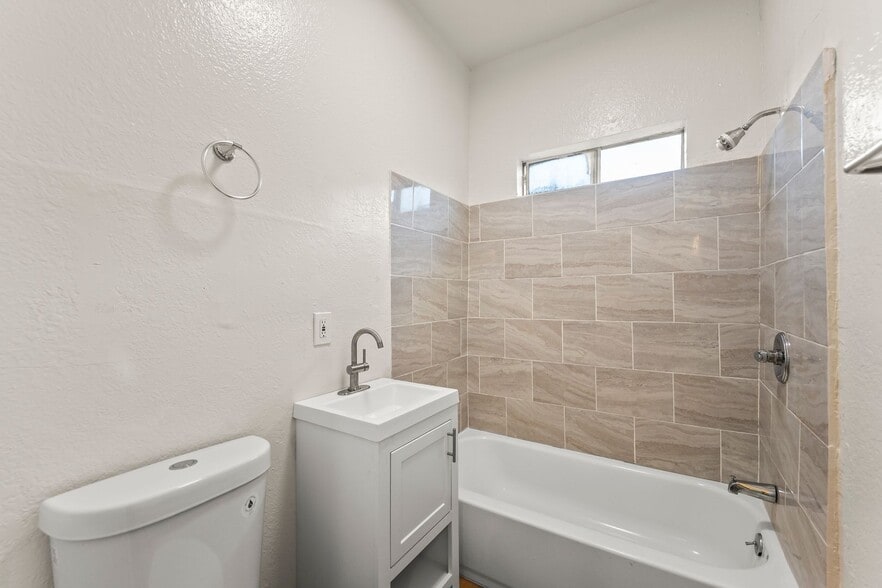 Building Photo - 182 W Vernon Ave