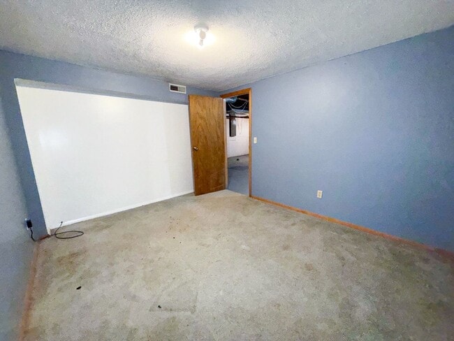 Building Photo - Stylishly Renovated 4-Bedroom Ranch with F...