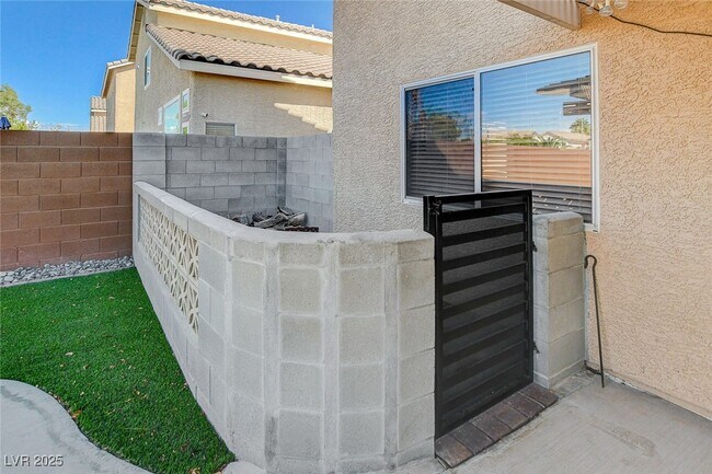 Building Photo - 688 Emerald City Ave