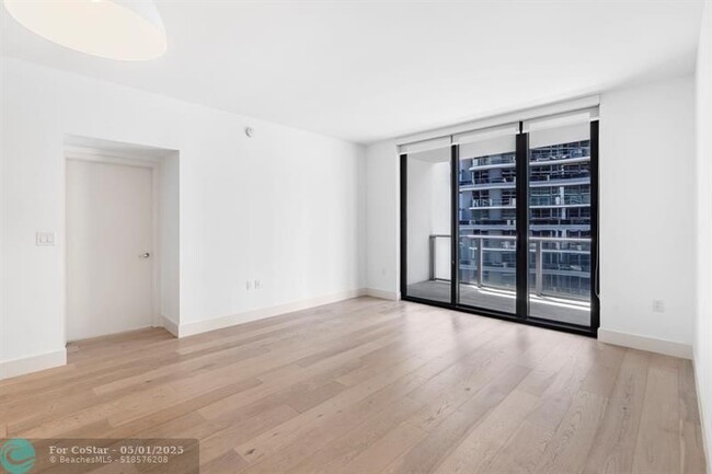 Building Photo - 1010 Brickell Ave